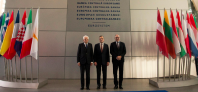 Draghi, Merkel: “Contributo cruciale alla stabilità”. L’omaggio al n° 1 Bce