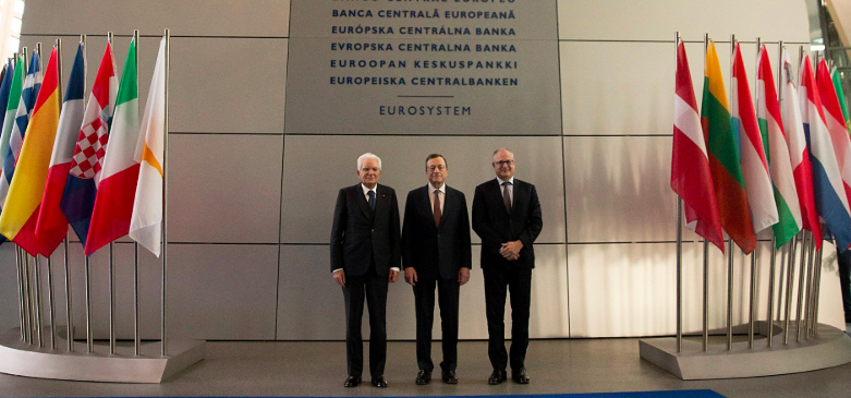 Draghi, Merkel: “Contributo cruciale alla stabilità”. L’omaggio al n° 1 Bce Draghi, Merkel: “Contributo cruciale alla stabilità”. L’omaggio al n° 1 Bce