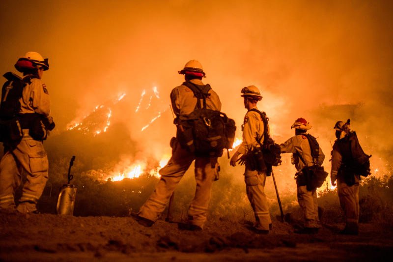 Usa, incendi California in aumento: in fuga Schwarzenegger e LeBron James Usa, incendi California in aumento: in fuga Schwarzenegger e LeBron James