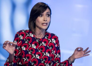Haters, via libera alla ‘commissione Segre’.Ira Carfagna, pronto l’addio da FI
