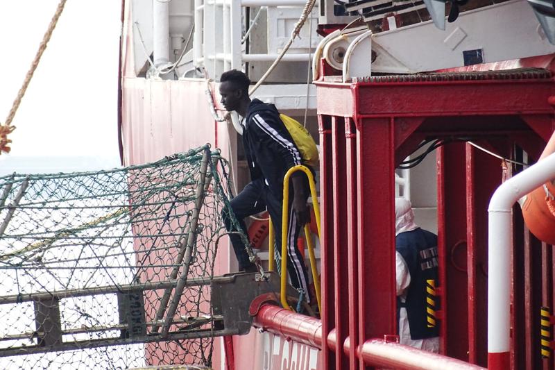 Migranti: Ocean Viking sbarco a Pozzallo, “Finita odissea di 12 giorni” Migranti: Ocean Viking sbarco a Pozzallo, “Finita odissea di 12 giorni”