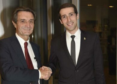 Primato in Regione, Fontana comunica da Palazzo Lombardia a Pirellone via luce