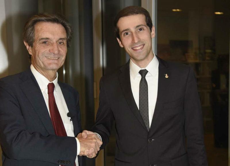 Primato in Regione, Fontana comunica da Palazzo Lombardia a Pirellone via luce Primato in Regione, Fontana comunica da Palazzo Lombardia a Pirellone via luce
