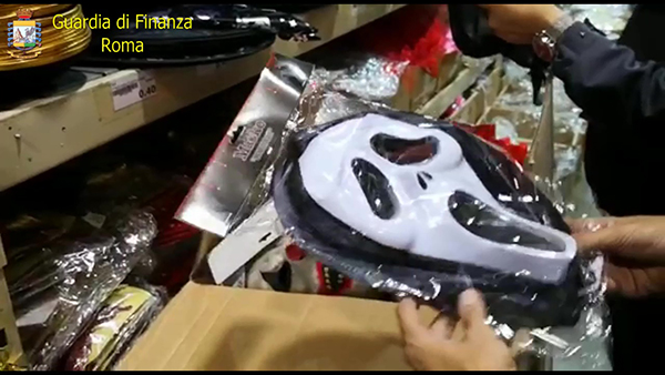 Halloween follia: sequestrati 11 milioni di maschere e zucche a rischio salute Halloween follia: sequestrati 11 milioni di maschere e zucche a rischio salute