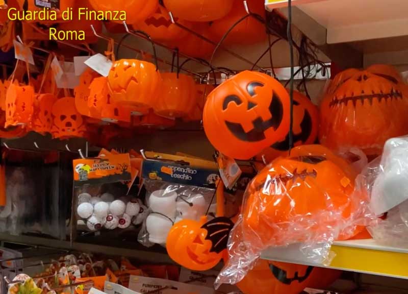 Halloween follia: sequestrati 11 milioni di maschere e zucche a rischio salute Halloween follia: sequestrati 11 milioni di maschere e zucche a rischio salute