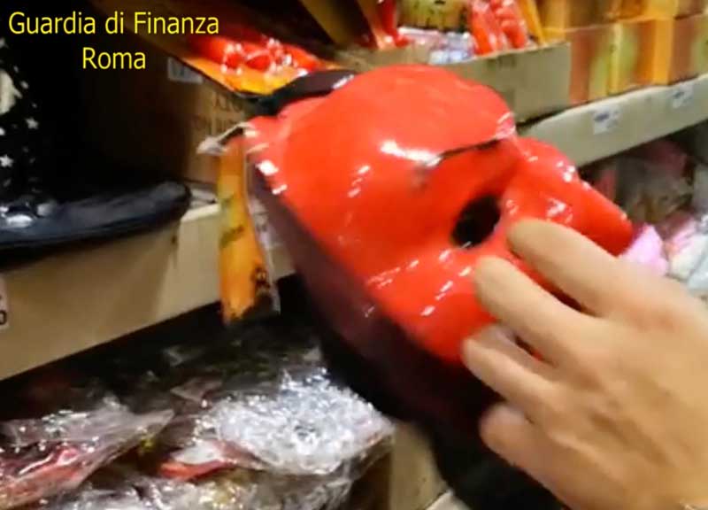 Halloween follia: sequestrati 11 milioni di maschere e zucche a rischio salute Halloween follia: sequestrati 11 milioni di maschere e zucche a rischio salute