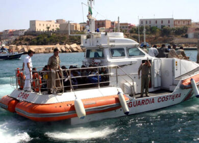 Migranti, trovati due corpi senza vita su un gommone a largo della costa sarda