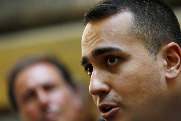 Manovra, Di Maio: “Stop dibattito surreale, plastic tax per invertire rotta” Manovra, Di Maio: “Stop dibattito surreale, plastic tax per invertire rotta”