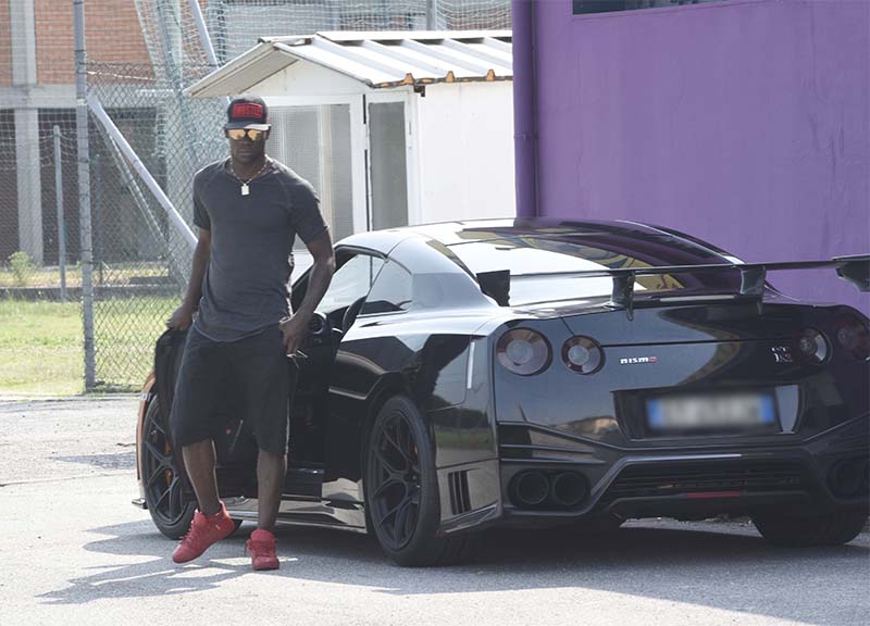 Calcio: Balotelli scaglia via la palla dopo gli insulti, partita sospesa Calcio: Balotelli scaglia via la palla dopo gli insulti, partita sospesa
