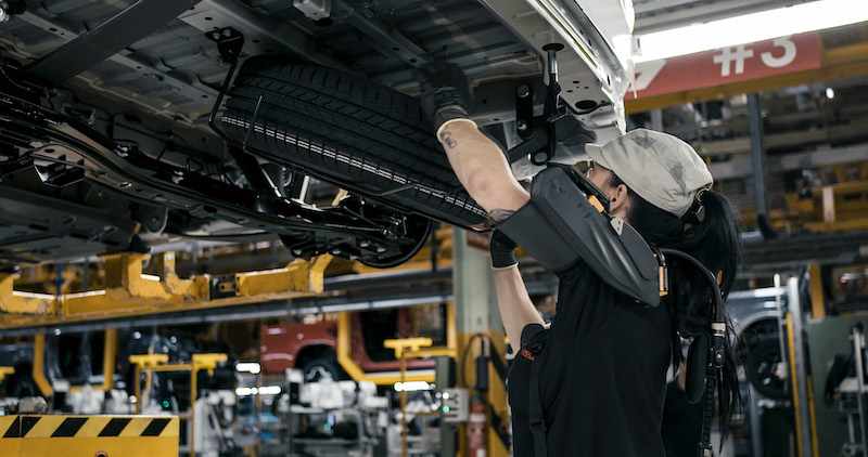 Nissan introduce gli esoscheletri sulle linee di produzione Nissan introduce gli esoscheletri sulle linee di produzione