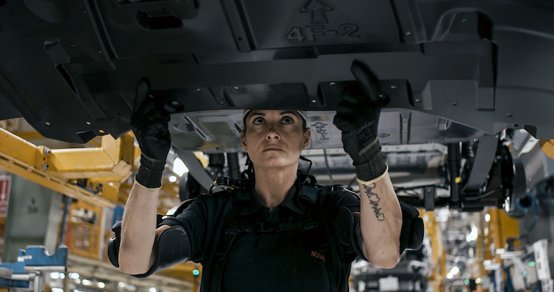 Nissan introduce gli esoscheletri sulle linee di produzione Nissan introduce gli esoscheletri sulle linee di produzione