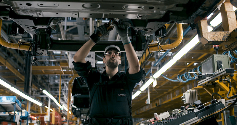 Nissan introduce gli esoscheletri sulle linee di produzione Nissan introduce gli esoscheletri sulle linee di produzione