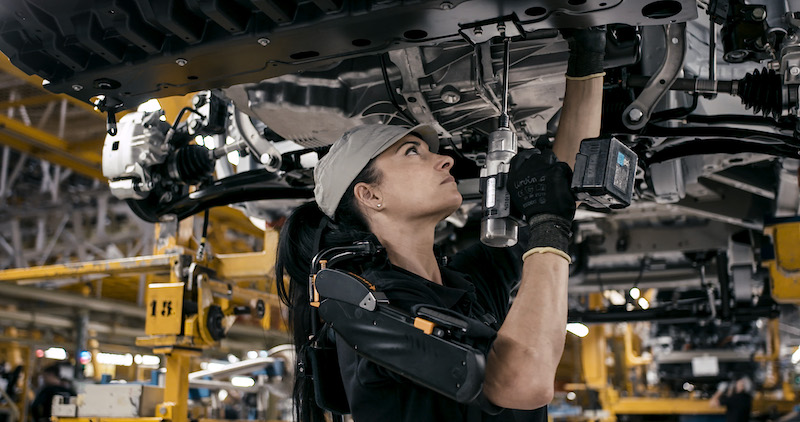 Nissan introduce gli esoscheletri sulle linee di produzione Nissan introduce gli esoscheletri sulle linee di produzione