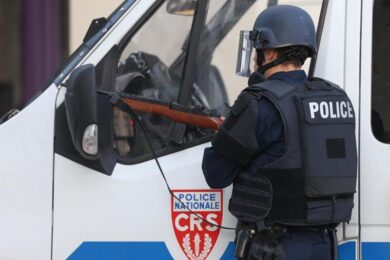Francia, auto-ariete sfonda cattedrale, rubato tesoro da Oleron Sainte Marie