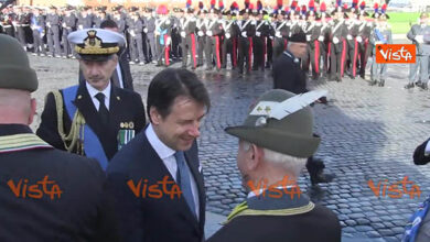Conte tra i cittadini in Piazza Venezia tra selfie e strette di mano.