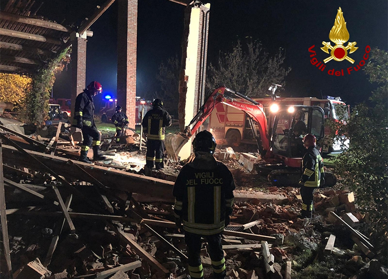 Esplode cascina Alessandria:tre vigili del fuoco morti. Ipotesi dolo Esplode cascina Alessandria:tre vigili del fuoco morti. Ipotesi dolo