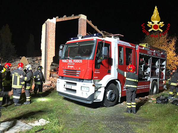 Esplode cascina Alessandria:tre vigili del fuoco morti. Ipotesi dolo Esplode cascina Alessandria:tre vigili del fuoco morti. Ipotesi dolo