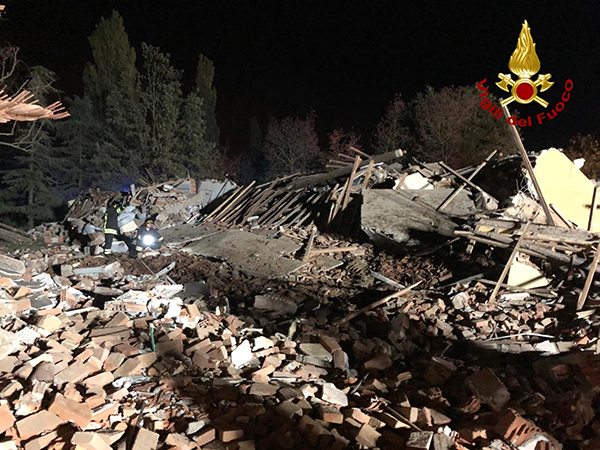 Esplode cascina Alessandria:tre vigili del fuoco morti. Ipotesi dolo Esplode cascina Alessandria:tre vigili del fuoco morti. Ipotesi dolo