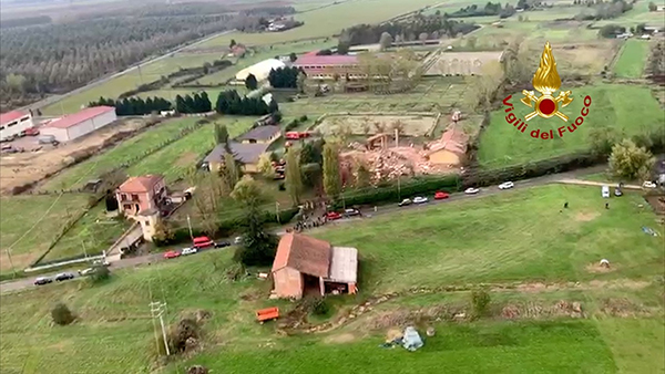 Esplode cascina Alessandria:tre vigili del fuoco morti. Ipotesi dolo Esplode cascina Alessandria:tre vigili del fuoco morti. Ipotesi dolo