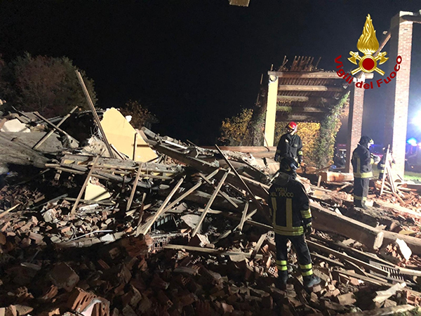 Esplode cascina Alessandria:tre vigili del fuoco morti. Ipotesi dolo Esplode cascina Alessandria:tre vigili del fuoco morti. Ipotesi dolo