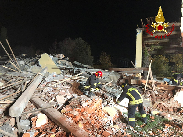 Esplode cascina Alessandria:tre vigili del fuoco morti. Ipotesi dolo Esplode cascina Alessandria:tre vigili del fuoco morti. Ipotesi dolo
