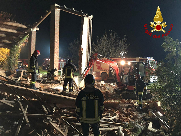 Esplode cascina Alessandria:tre vigili del fuoco morti. Ipotesi dolo Esplode cascina Alessandria:tre vigili del fuoco morti. Ipotesi dolo