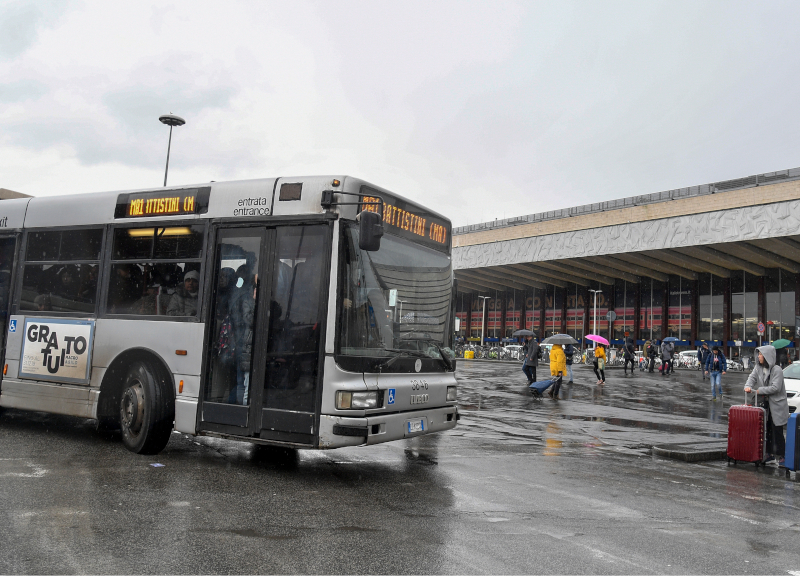 Scontro tra due bus Atac in piazza dei Cinquecento: tre passeggeri feriti Scontro tra due bus Atac in piazza dei Cinquecento: tre passeggeri feriti