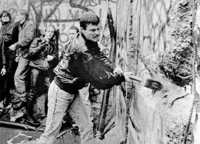La Caduta del Muro di Berlino: Stato Sociale e Stato Socialista
