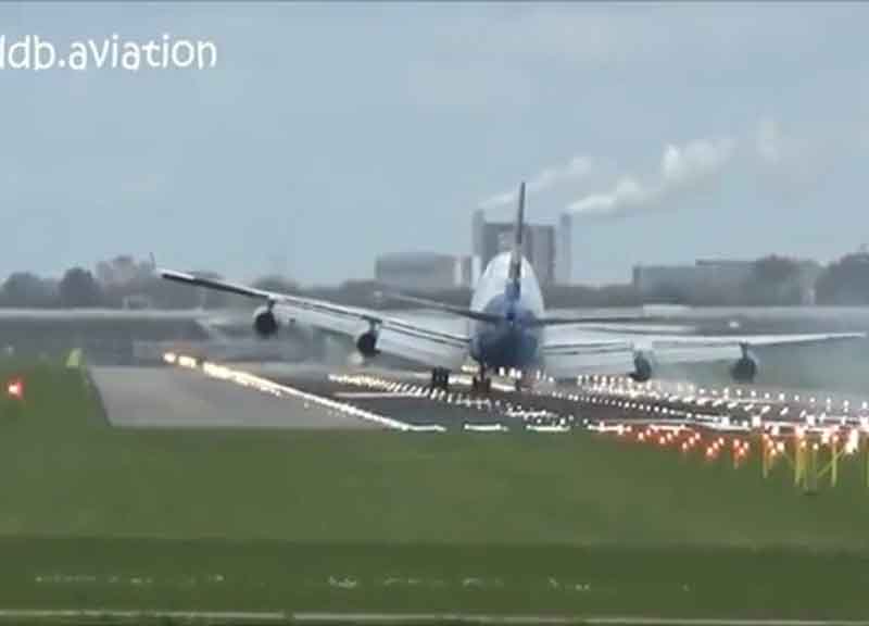 Allarme dirottamento su un aereo in pista ad Amsterdam Allarme dirottamento su un aereo in pista ad Amsterdam