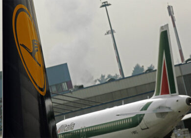 Alitalia, i commissari: più cassa ad ottobre. In arrivo l’offerta Lufthansa