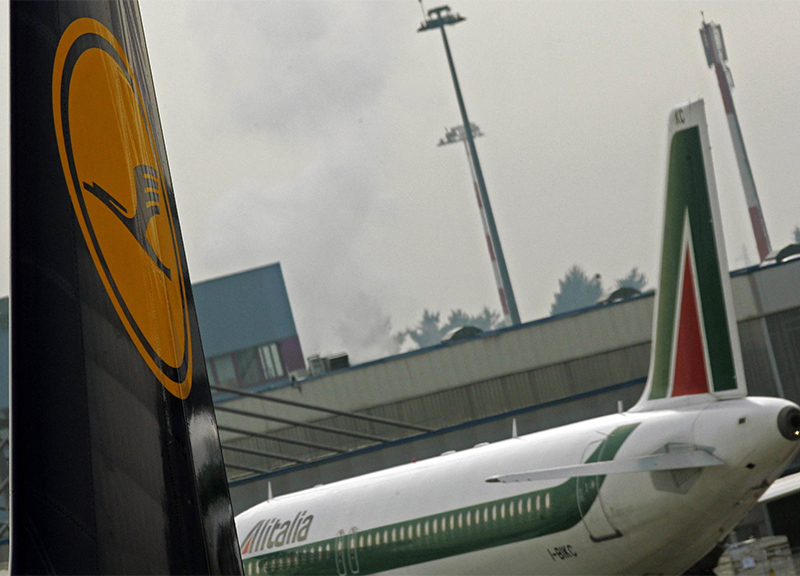 Alitalia, i commissari: più cassa ad ottobre. In arrivo l’offerta Lufthansa Alitalia, i commissari: più cassa ad ottobre. In arrivo l’offerta Lufthansa