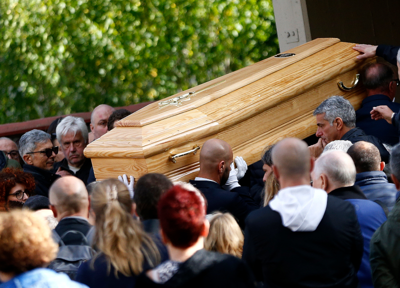 Luca Sacchi, silenzio e lacrime al funerale. La fidanzata Anastasia assente Luca Sacchi, silenzio e lacrime al funerale. La fidanzata Anastasia assente