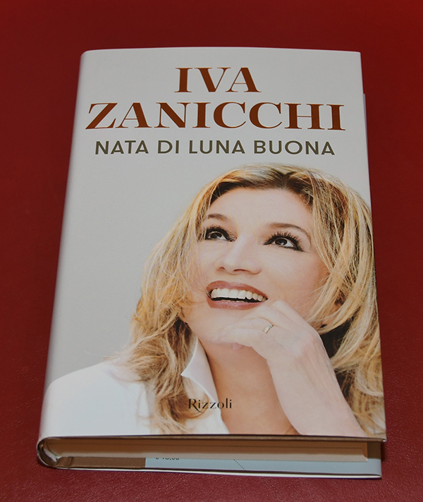Vanessa Incontrada e Iva Zanicchi presentano il loro ultimo libro a Milano.