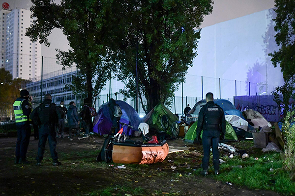 Macron, stretta sui migranti illegali. Subito via agli sgomberi a Parigi