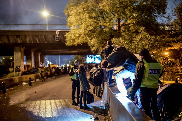 Macron, stretta sui migranti illegali. Subito via agli sgomberi a Parigi