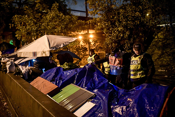 Macron, stretta sui migranti illegali. Subito via agli sgomberi a Parigi
