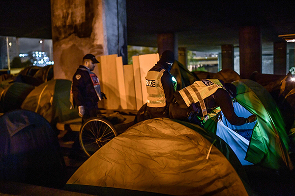 Macron, stretta sui migranti illegali. Subito via agli sgomberi a Parigi