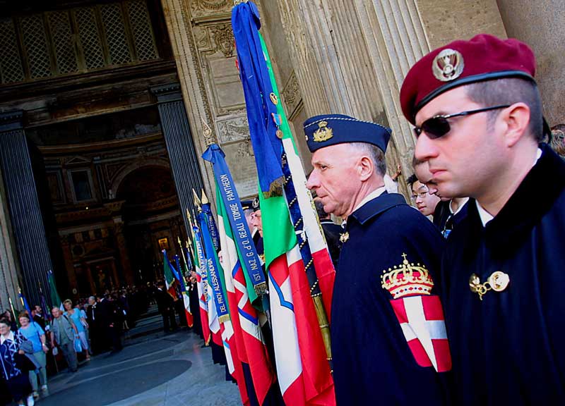 I Monarchici: “Non vogliamo Di Maio, parliamo di politica non di congiuntivi”