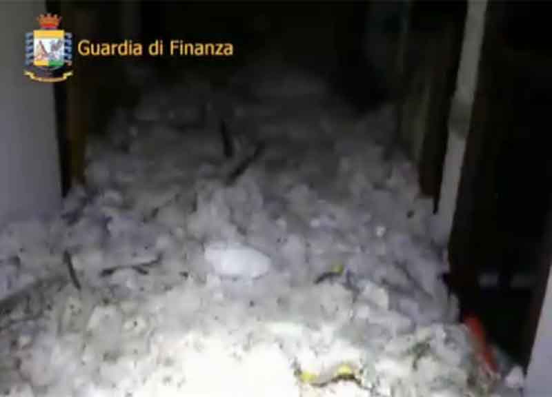 Rigopiano, la doppia tragedia. Macabro mercato di oggetti sporchi di sangue