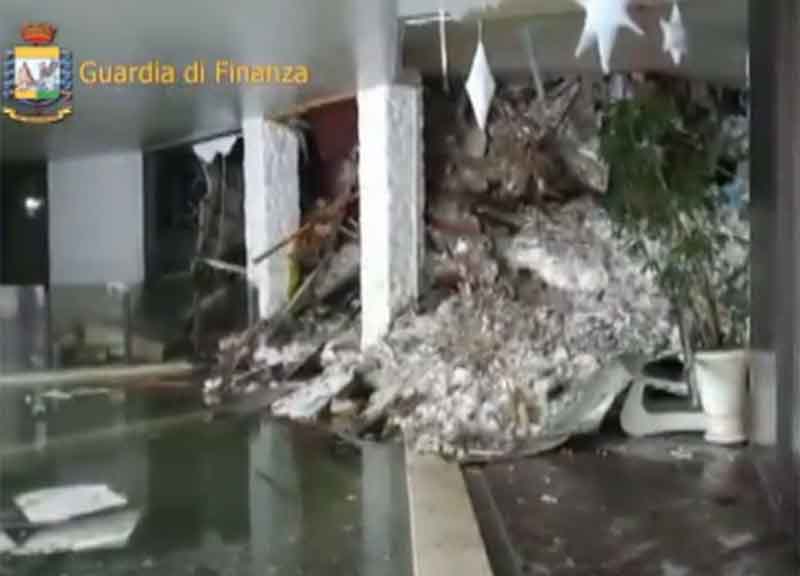 Rigopiano, la doppia tragedia. Macabro mercato di oggetti sporchi di sangue