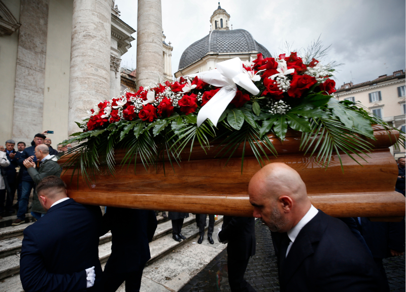 Fred Bongusto, Roma saluta il cantante: folla ai funerali a piazza del Popolo