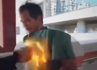 Hong Kong, i manifestanti danno fuoco a un uomo dopo una lite. VIDEO