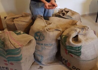 Sindaco restituisce mille euro allo Stato in monete da un centesimo. FOTO