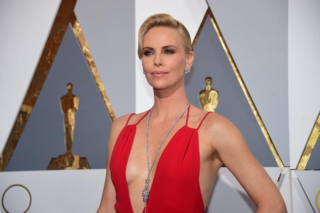 Charlize Theron, champagne seduta sul water: lo scatto diventa virale
