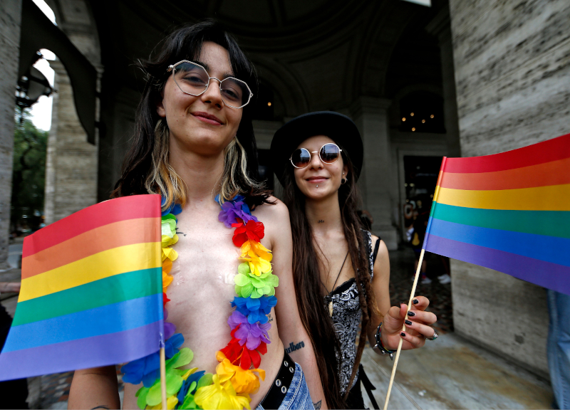 Gay e Chiesa, la nuova Santa Alleanza: il sesso omosessuale non è più un tabù