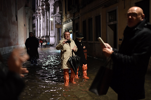 Venezia inondata? Tra ingordigia e tangenti. Disastro di chi ha ideato il Mose Venezia inondata? Tra ingordigia e tangenti. Disastro di chi ha ideato il Mose