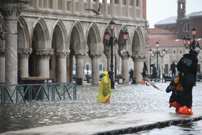 Venezia in emergenza, marea record. Due morti. Gravi danni a San Marco Venezia in emergenza, marea record. Due morti. Gravi danni a San Marco