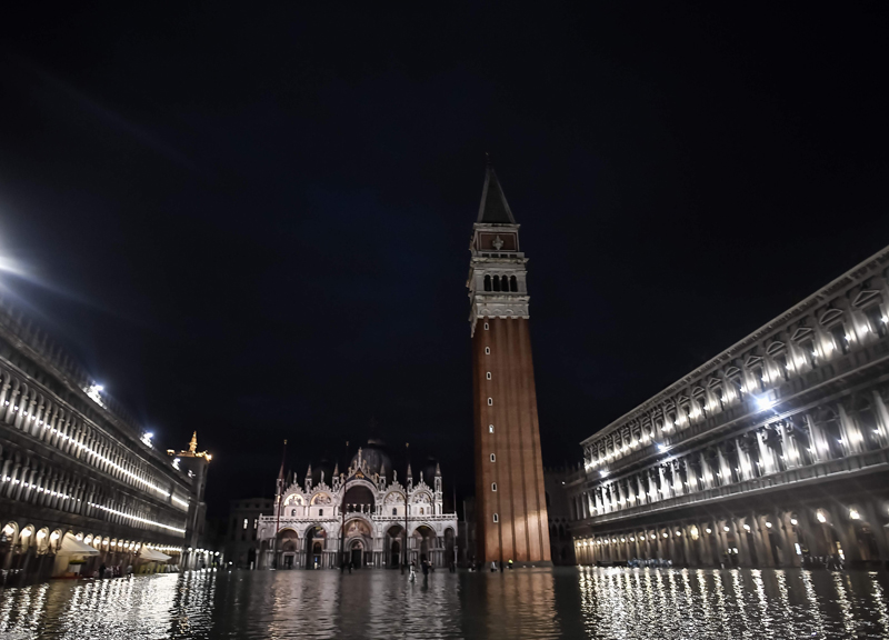 Venezia inondata? Tra ingordigia e tangenti. Disastro di chi ha ideato il Mose Venezia inondata? Tra ingordigia e tangenti. Disastro di chi ha ideato il Mose