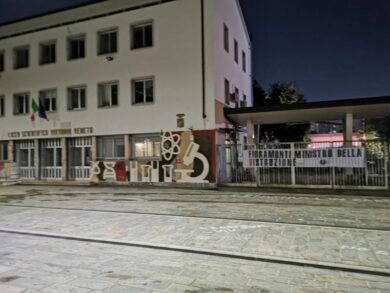 Scuola, striscioni in tutta Italia: “Fioramonti ministro della distruzione!”