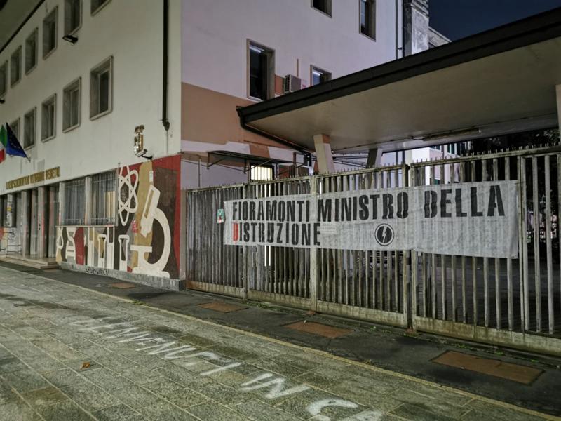 Galleria foto 'Scuola, striscioni in tutta Italia: “Fioramonti ministro della distruzione!”' - foto 1
